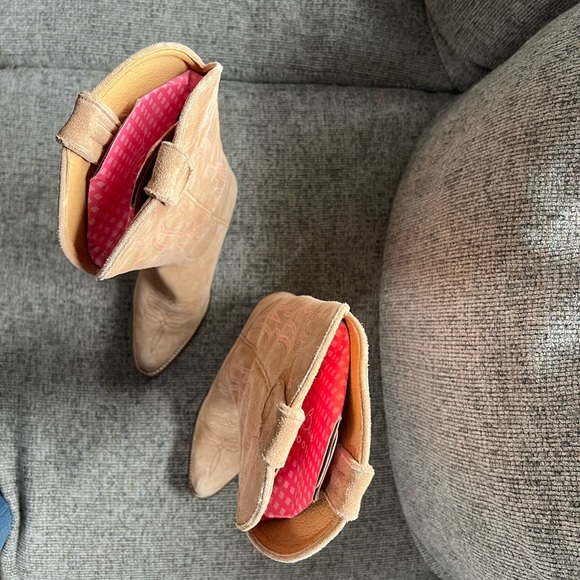 Macie Bean
“Mind Your Own BiscuitsTobacco Suede Cowboy Boots” - Picture 6 of 7